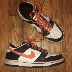 NIKE BLACK ORANGE SIZE 7Youth 8.5Womens 7Mens